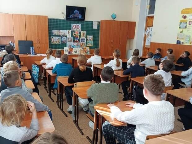 Гимназисты Симферополя отметили 90-летие Буратино