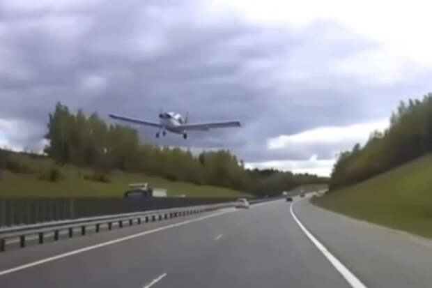На Ярославском шоссе в Подмосковье водителей напугал снизившийся самолет