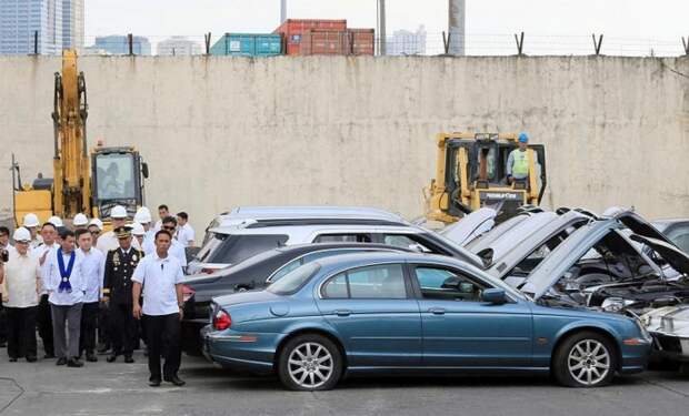 На Филиппинах бульдозером раскатали 20 контрабандных роскошных авто На Филиппинах бульдозером раскатали 20 контрабандных роскошных авто