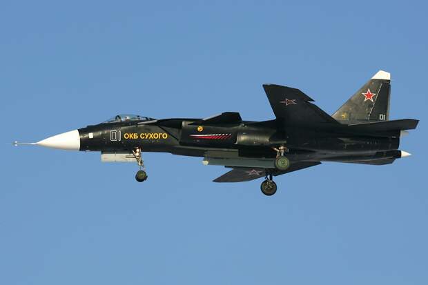 Су-47 в 2008 году. Видно открытый отсек вооружения. Скорее всего, полет выполнялся в рамках испытания оборудования для будущего Су-57. Источник фото: Dmitry Pichugin (GFDL 1.2 <http://www.gnu.org/licenses/old-licenses/fdl-1.2.html> or GFDL 1.2 <http://www.gnu.org/licenses/old-licenses/fdl-1.2.html>), via Wikimedia Commons