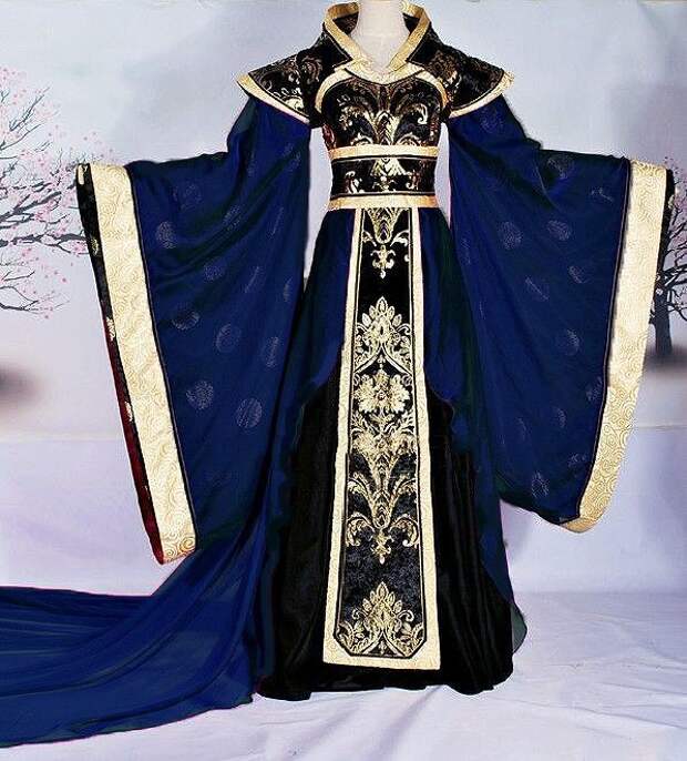 Looks like a dress of Avalain's... Hey, put some golden Elvish armor on it and it probably is!: 