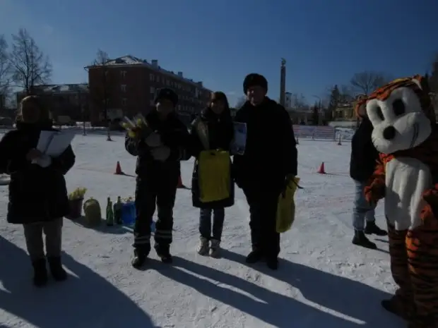 В Невьянске на площади прошел конкурс «Авто-леди 2022»