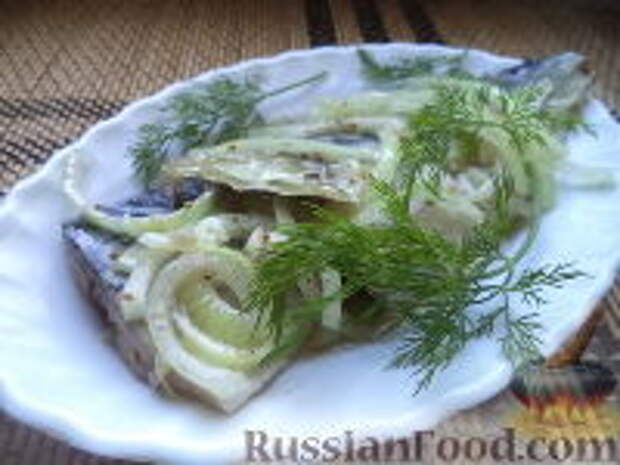 Фото к рецепту: Скумбрия маринованная (кусочками)