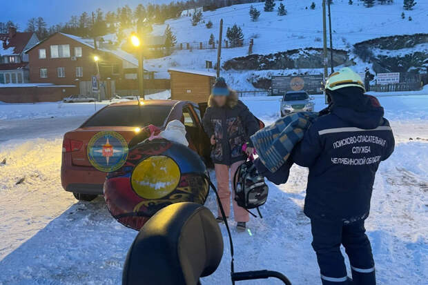 Ледяной плен: челябинские спасатели эвакуировали замерзающих детей с острова Веры