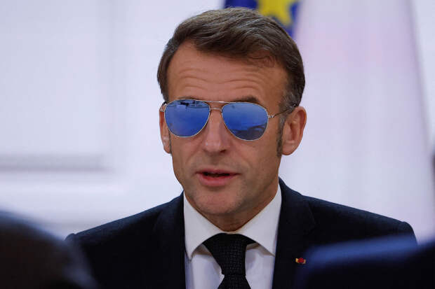 В сети оценили фото Макрона в очках в компании популярного рэпера