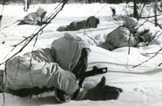 Советские разведчики, уходя от погони немецких егерей, закопались в снег и просидели под ним три дня. Немцы не могли понять, куда те подевались