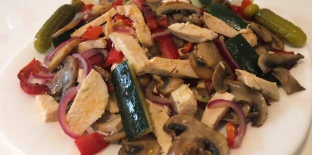 Салаты без майонеза: Салат с курицей, грибами, огурцом и болгарским перцем