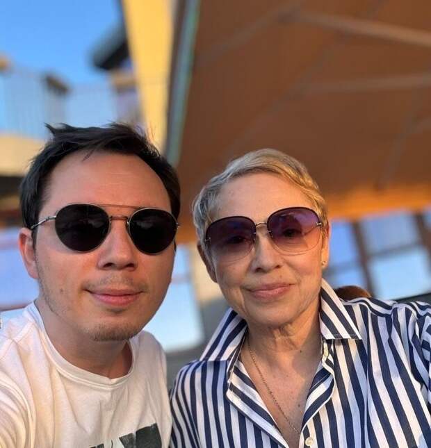 Певец Родион Газманов показал редкие фото с матерью