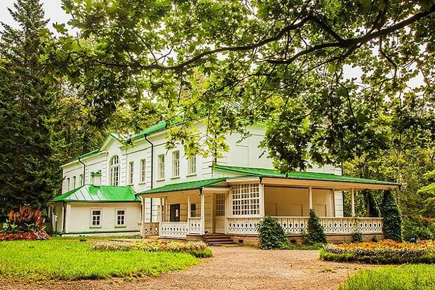 8. Ясная Поляна Ясная Поляна — усадьба, где родился и более 50 лет прожил Лев Николаевич Толстой, расположена она в Щекинском районе Тульской области. Именно здесь были написаны известные на весь мир «Война и мир» и «Анна Каренина». На сегодняшний день музей-усадьба занимает 412 гектаров заповедника. В экспозицию музея входят дом писателя, литературный музей, его библиотека, дом Волконского, могила Толстого, старинный липовый парк, пруды, леса, луга, пашни и сады, а также десятки мемориальных объектов и богатейшие фонды бесценных реликвий, связанных с жизнью писателя. Обстановка в доме-музее Л. Н. Толстого сохранена в первозданном виде, такой же, какой ее оставил сам писатель, навсегда покидая Ясную Поляну в 1910 году.