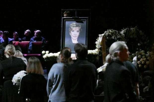 Веру Алентову похоронили на Новодевичьем кладбище рядом с мужем