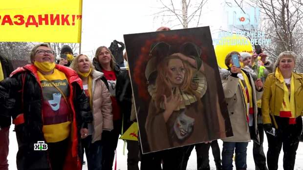 Толпа поклонников поздравила Пугачёву с придуманным ею праздником желтых цветов