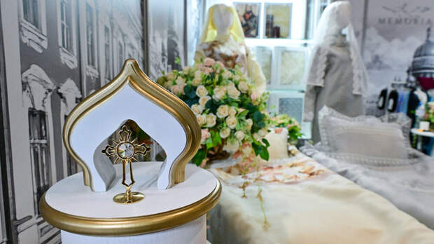 Ритуальщик Федоров: прах умерших россиян развеивают в космосе и с фейерверками