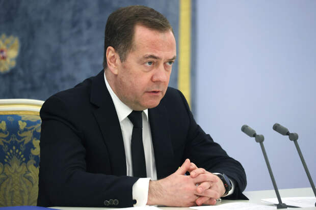 Медведев призвал поставить оружие врагам США вне зависимости от их статуса