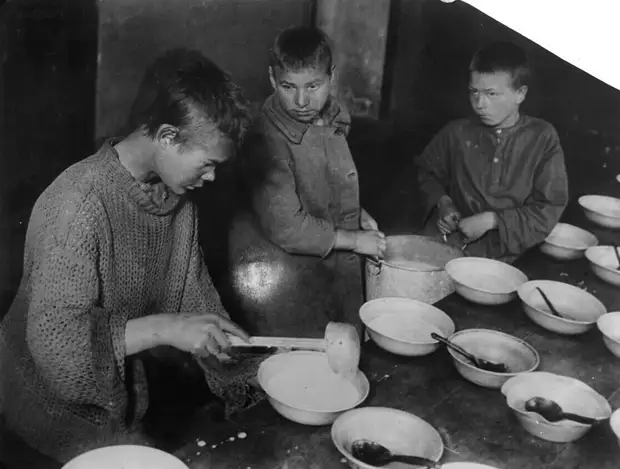 Ночлежка беспризорных на Смоленском бульваре, Москва, 1926. Ночлежка беспризорных на Смоленском бульваре, Москва, 1926.
