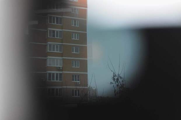 Вот как примерно это выглядит. Для четкой фотографии нужно крутить объектив, пока границы стены дома не сойдутся