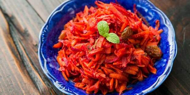 Пряный салат из свежей свёклы с морковью, изюмом и медовой заправкой