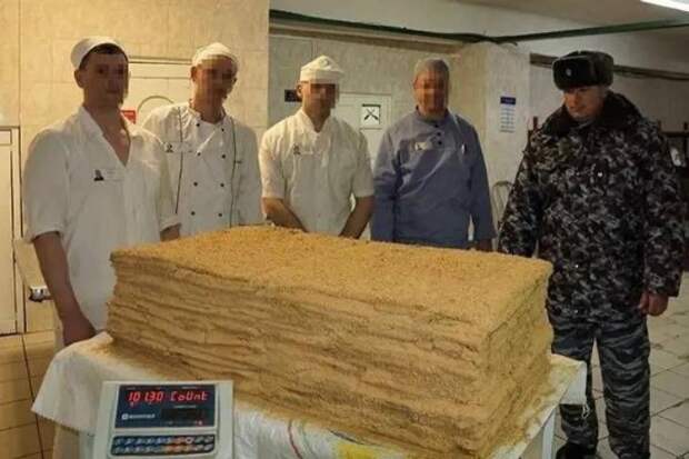Метровый Наполеон: в новосибирской колонии испекли торт весом 101 килограмм