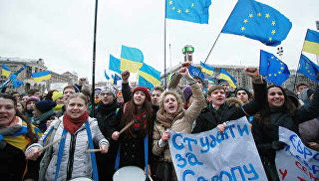 Студенты киевских ВУЗов на акции против решения правительства Украины о приостановлении процесса интеграции Украины и Евросоюза на площади Независимости в Киеве