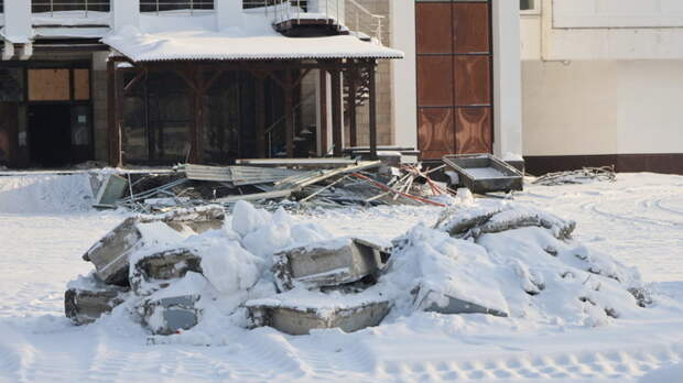 Минус крыльцо, плюс забор. Как выглядит сейчас здание бывшего "Колизея" в Барнауле