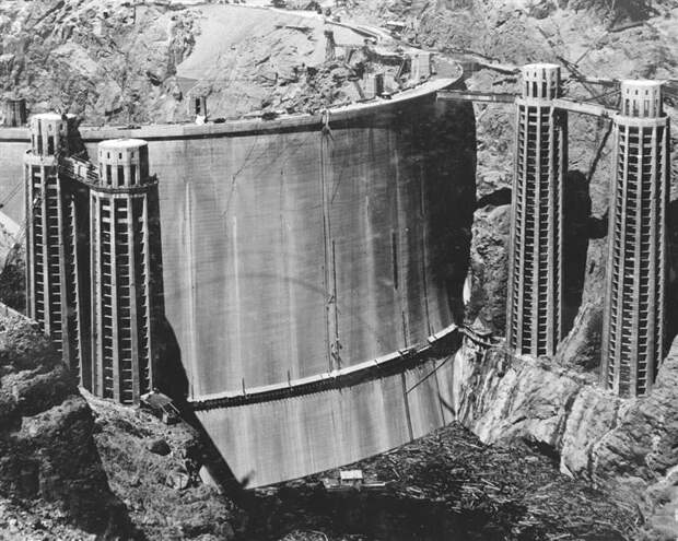 15. Плотина Гувера еще не заполненная водой, 1935 год мир, фотография