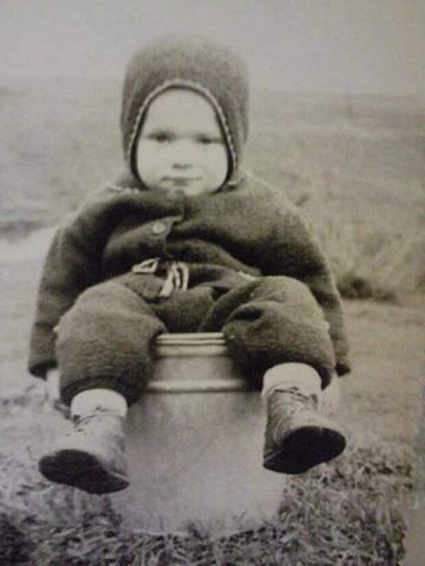 1963 г., Белгородская область. На огороде папа посадил в ведро, чтобы не мешала картошку сажать. Прислала «Е…».jpg 1963 г., Белгородская область. На огороде папа посадил в ведро, чтобы не мешала картошку сажать. Прислала «Е…».jpg