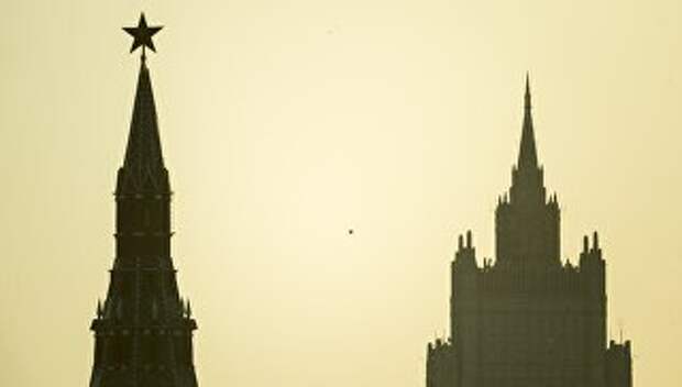 Водовзводная башня Московского Кремля и высотное здание министерства иностранных дел РФ