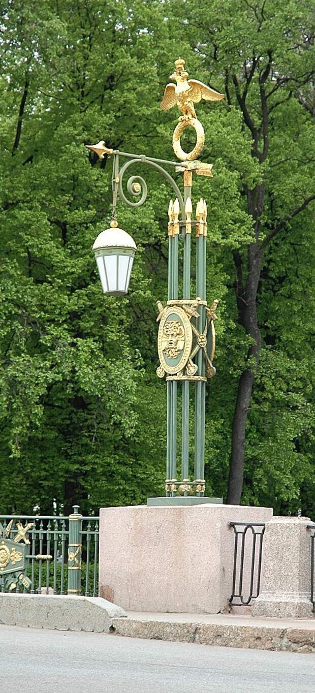https://upload.wikimedia.org/wikipedia/commons/4/4d/Panteleimonovskii_bridge_St_Petersburg_lantern.jpg?1578661102076
