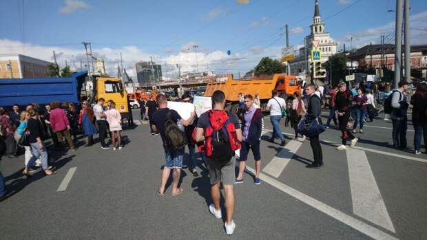 Участники провального митинга оппозиции в Москве открыто оскорбляли правоохранителей