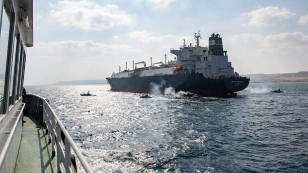 Минтранс: спасены все 30 членов экипажа атакованного газовоза «Арктик Метагаз»