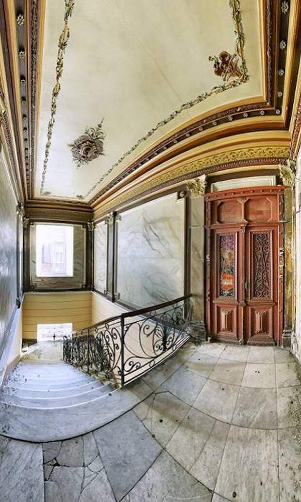 Интерьер парадной, созданный в стиле «богатого дома» конца XIX века.