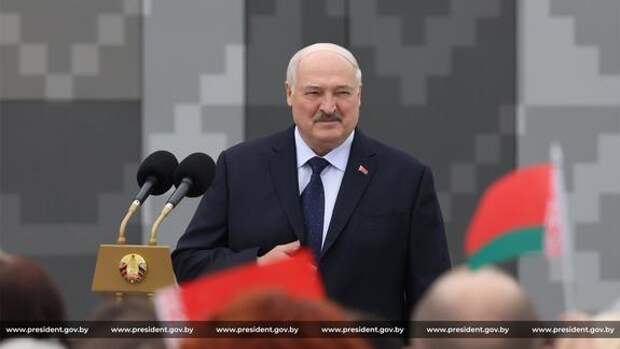 Лукашенко дал совет женщинам по сохранению красоты: лопата в руки и чистить снег