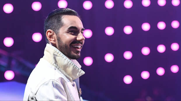 Бросивший жену по телефону российский певец отказался ее содержать