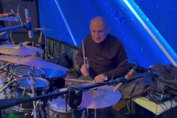 Пашинян сыграл на барабанах в центре большого сердца из детей