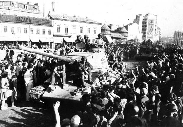 https://upload.wikimedia.org/wikipedia/commons/4/40/Red_Army_greeted_in_Bucharest.jpg