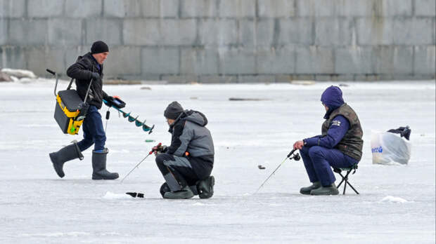 «Последний улов»: несмотря на запрет и трагедии, петербуржцы выходят на тонкий лёд ради рыбалки
