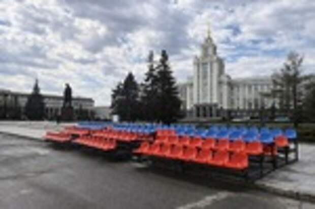 Дом советов под шпилем / Изображение сгенерировано с помощью нейросети Dall-E / amic.ru