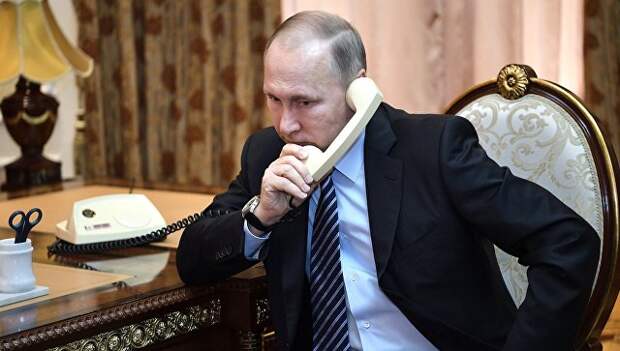 Владимир Путин во время телефонного разговора