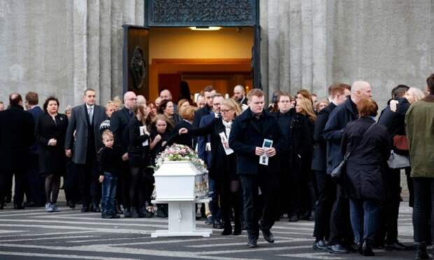 Исландия - страна, в которой убийство стало настолько выходящей из ряда вон вещью, что по убитой могла скорбеть вся страна. Фотография с похорон Бирны Бряунсдоттир.