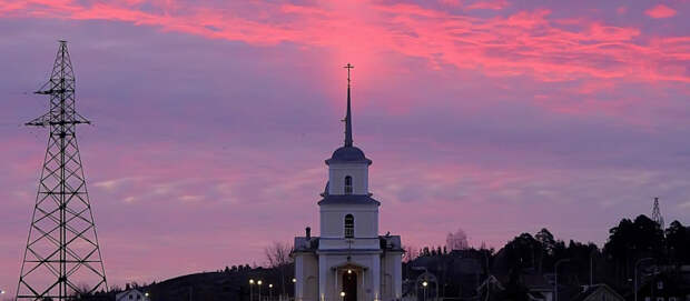 «Божественное» свечение над храмом заметил фотограф в Пасху