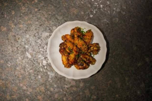 Хрустящие и острые. Жарим оригинальные куриные крылышки