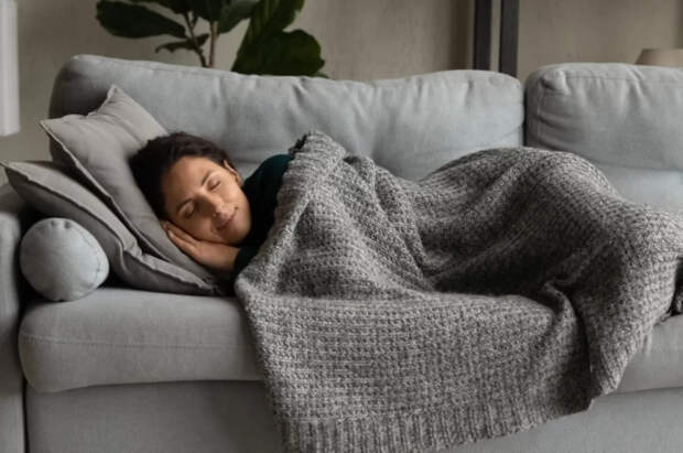 Врач Еременко заявил, что теплый душ может помочь быстрее уснуть