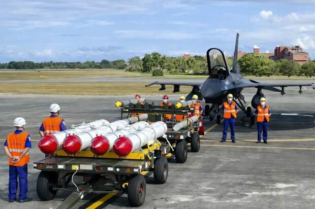 «Два стула»: США надеются на диалог с Китаем, продолжая вооружать Тайвань