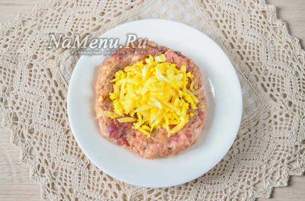 выложить на фарш начинку