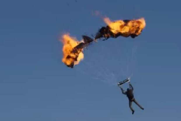 Том Круз 16 раз прыгнул с горящим парашютом