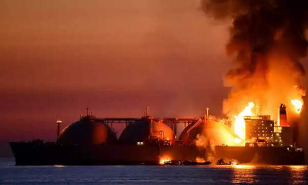 Эскалация на море: дроны подожгли российский СПГ-танкер в Средиземноморье