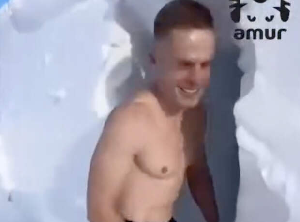 Россияне прорыли в снегу десятиметровый тоннель до спортзала