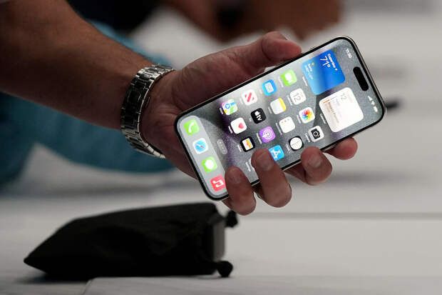 Hi-Tech Mail.ru: iPhone 15 Pro начали продавать в России дешевле 90 тысяч рублей