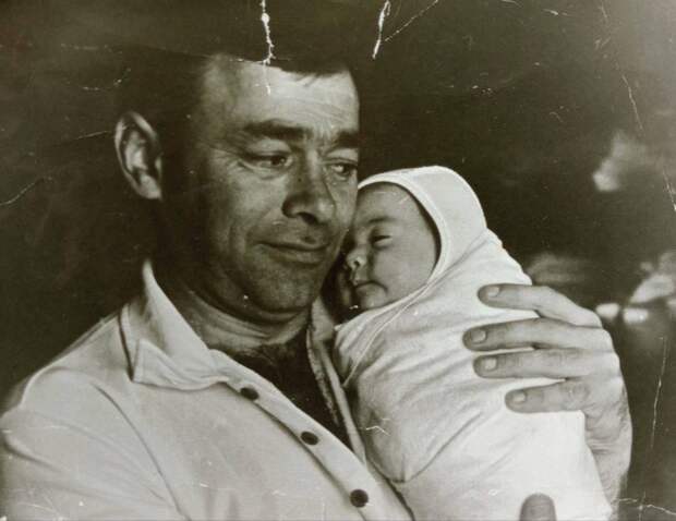 1984 год, Одесса. Знакомство папы с доченькой. Ей 1,5 месяца. Папа пришел с путины. Прислала «Галия».jpg 1984 год, Одесса. Знакомство папы с доченькой. Ей 1,5 месяца. Папа пришел с путины. Прислала «Галия».jpg