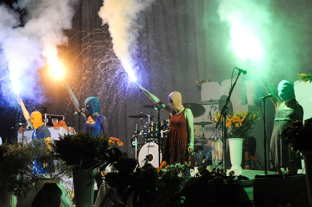 В России утвердили сроки для участниц скандально известной панк-группы