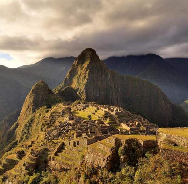 Мачу-Пикчу, объект Всемирного наследия ЮНЕСКО, недалеко от Куско в Перу, в сумерках.